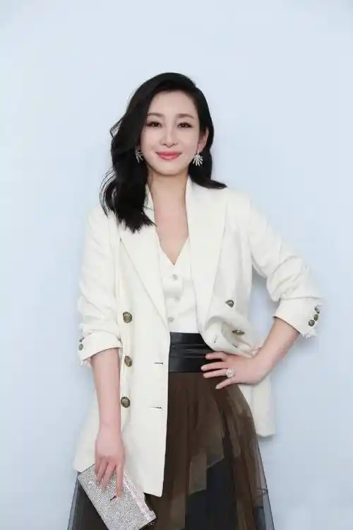 43岁的秦海璐穿衣搭配大胆张扬,蓝色西装搭黑色内衣,时髦又帅气-爱
