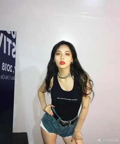 性感小野马泫雅晒照穿低胸蕾丝吊带秀身材金发红唇好惊艳