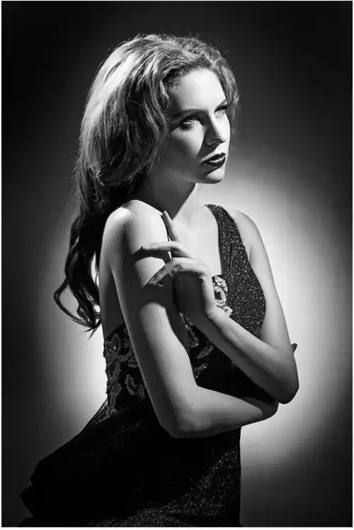 巧妙的光和影 教你调出好莱坞经典黑白照片