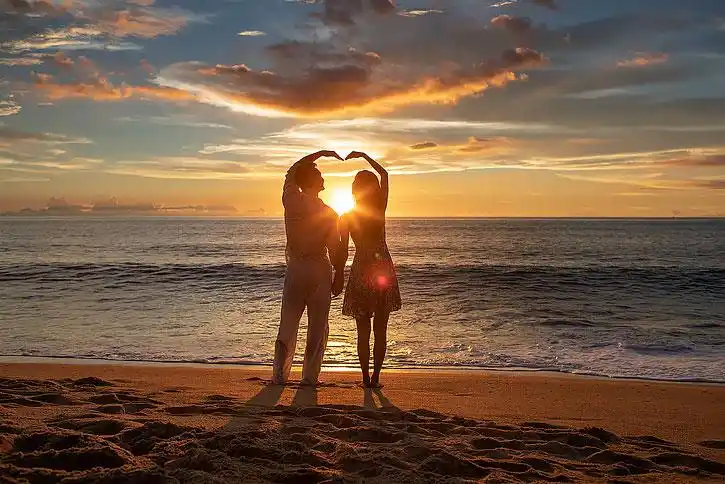 海边浪漫的年轻夫妇