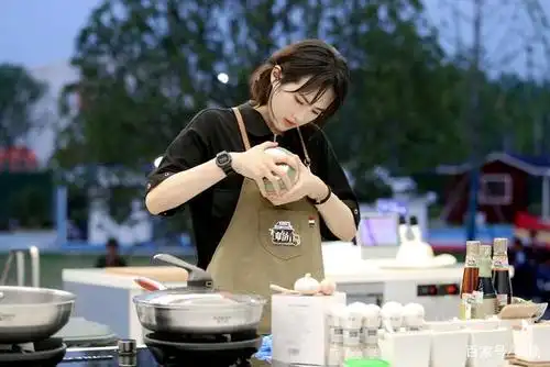 姚安娜首秀《中餐厅》获好评,朴实有修养的她,竟然是这样的名媛