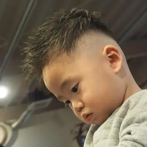 小男孩发型多样化,从简约的小寸头到时尚烫染发型,再到可爱的飞机头和