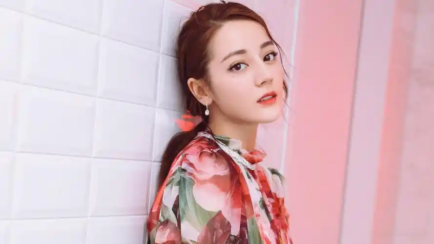 内地明星迪丽热巴明星风尚壁纸16