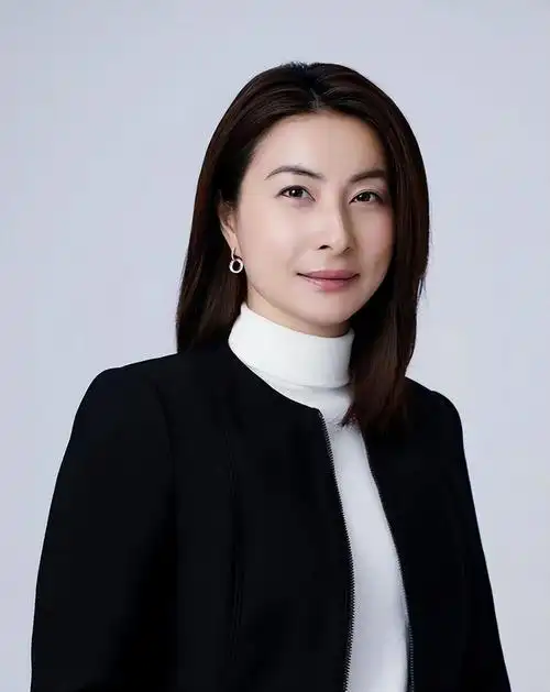 郭晶晶不愧是豪门贵妇,一袭人鱼裙凸显窈窕身姿