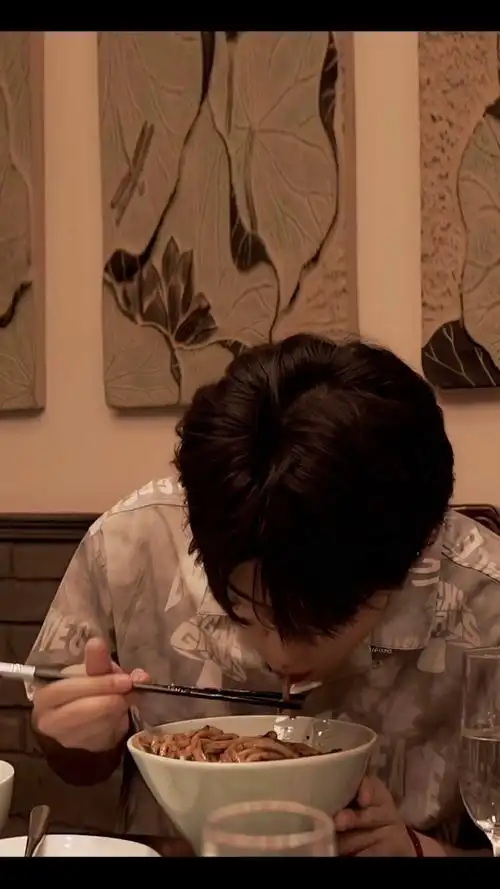 他还会一边吃饭一边手指比心张真源女友视角