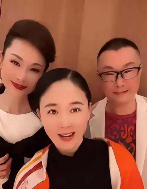 尹相杰带小16岁娇妻聚会,妻子身材出众颜值高,结婚多年感情好