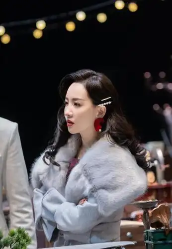 3月2日,杨蓉最新剧照曝光,她身穿灰色毛绒外套贵气十足,复古大波浪配