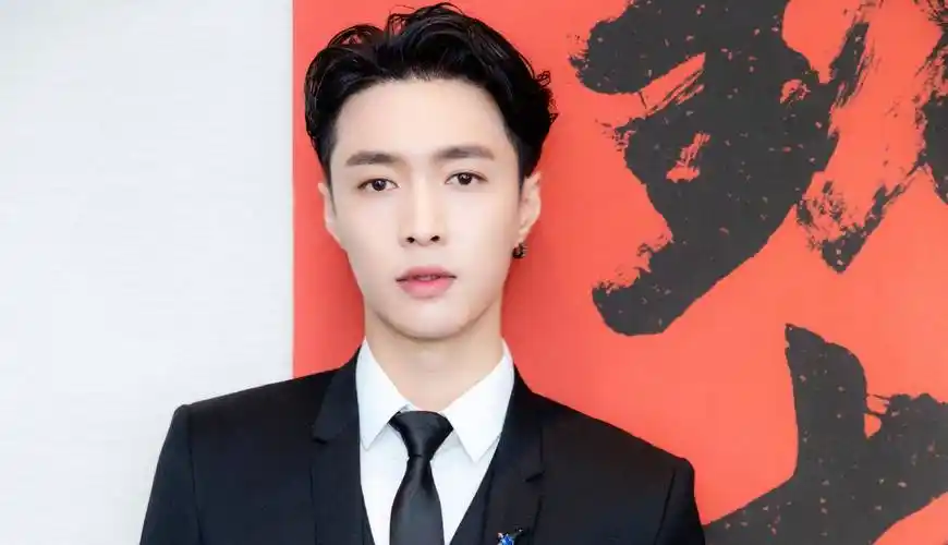 再次和自己的师傅相聚,重拍综艺的张艺兴,终于不再是小绵羊了.