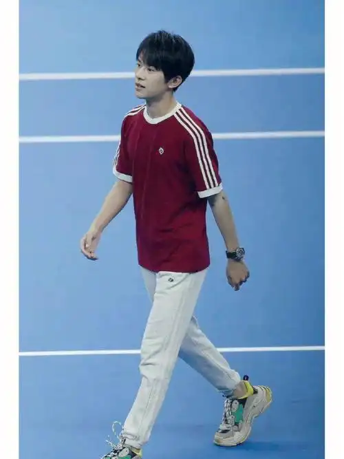 运动服的易烊千玺