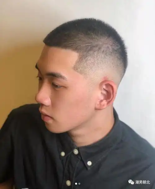 寸头,首先要把头发全部都剪短了,然后注重侧边的造型设计:鬓角的位置