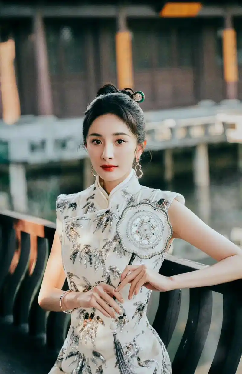 杨幂白色旗袍横板 - 抖音