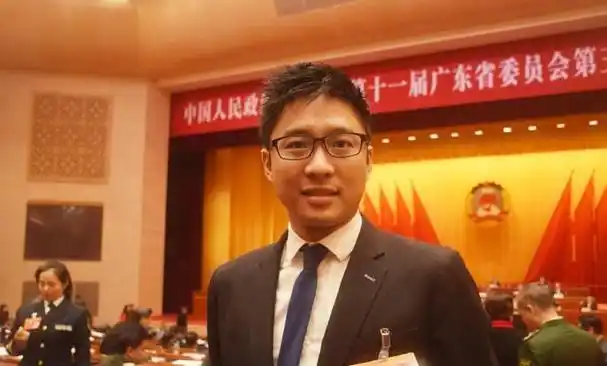 42岁霍启山追陈若琳遭拒霍启刚夫妇太懂了