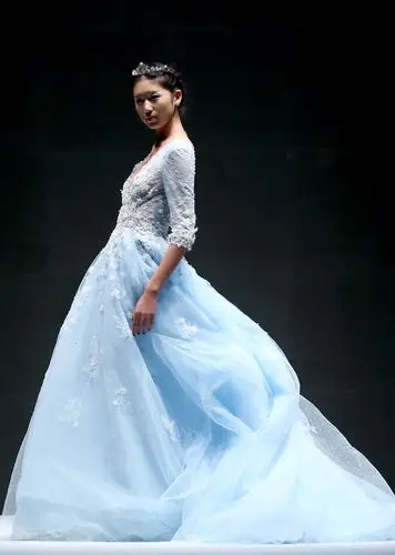 2016春夏中国国际时装周 aolishaa·魏新坤婚纱礼服时装发布 新华社