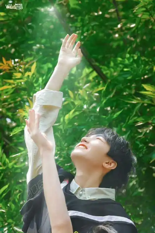 王俊凯超话不知不觉距离在520这天穿上学士服,扔最高的学士帽,爬最快