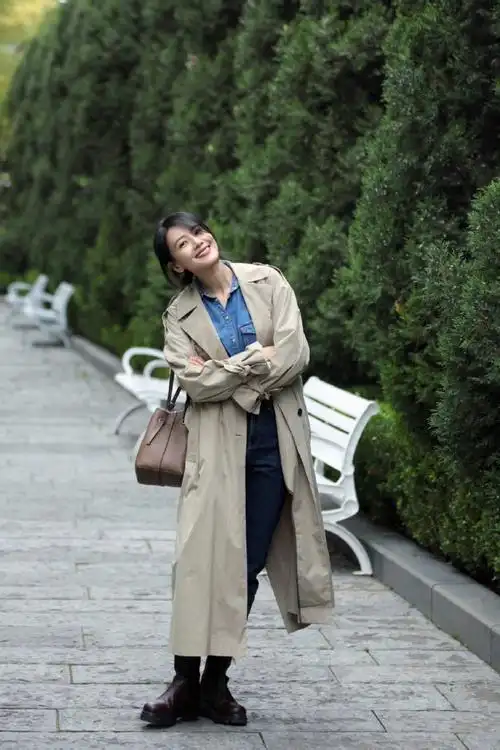 高圆圆户外风衣随拍