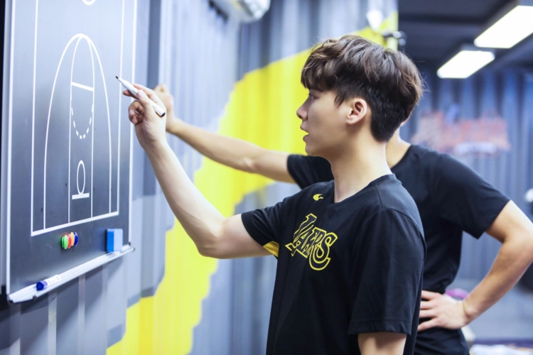 李易峰《这就是灌篮》中二满分燃爆主场 率众叫嚣"你过来啊"