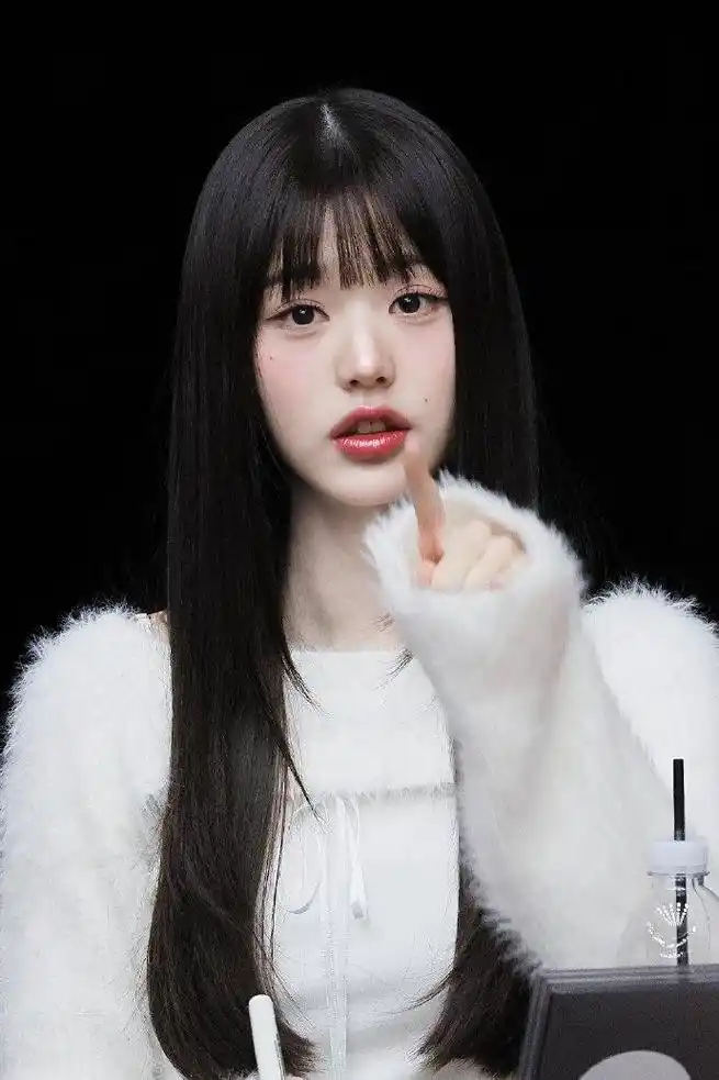 ive张元英皮肤水嫩秘诀:规律生活 精心护肤 ive张元英的皮肤水嫩细腻