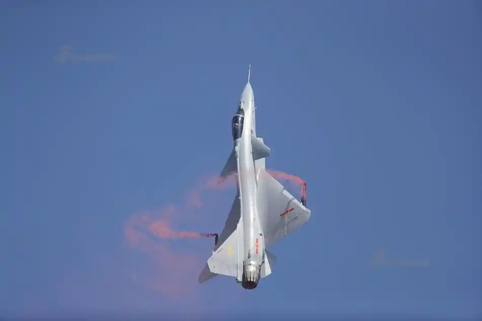 细看更帅!连拍再现矢量歼10b眼镜蛇落叶飘超机动