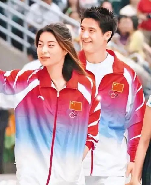 回顾郭晶晶父母搭经济舱参加婚礼还坐不到主桌她在霍家如何