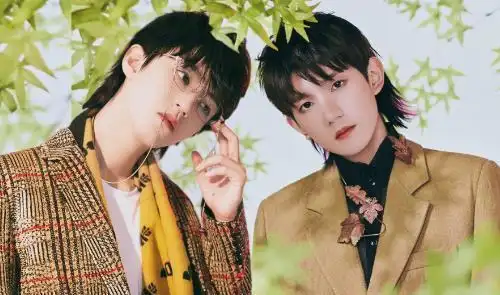 王源手疼让王俊凯喂饭,两人却用同一副筷子,当众间接接吻?