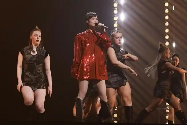 李宇春演唱会直播##李宇春广州演唱会造型##2024李宇春周末愉快演唱