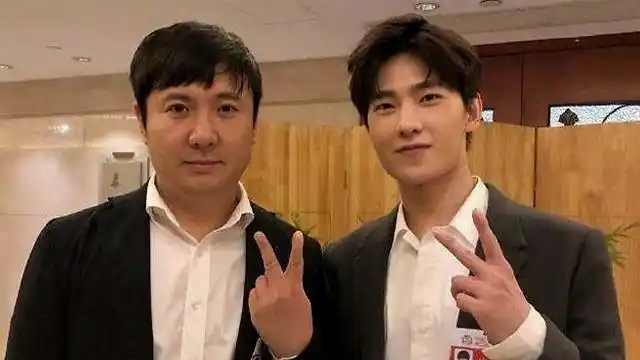 cos黄晓明?杨洋长发造型被嘲油腻土气,真相让人心疼