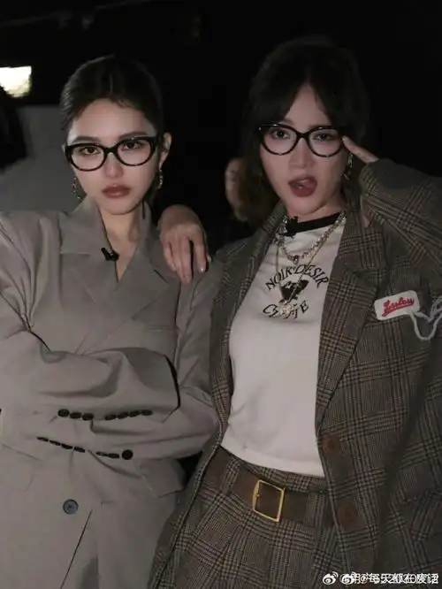 周扬青孟佳西装眼镜造型