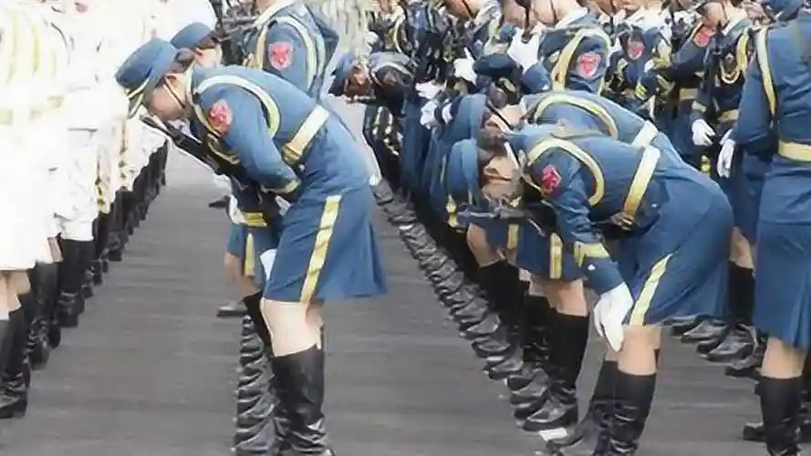 阅兵仪式上不能上厕所女兵出现内急怎么办看完竖起大拇指