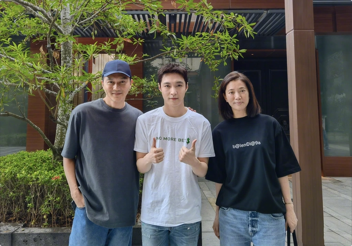 张智霖夫妇偶遇张艺兴三人合影留念无滤镜下袁咏仪素颜显沧桑