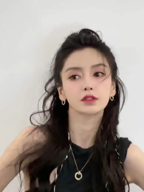 angelababy黑白碰撞半扎马尾造型##杨颖的眼妆好闪