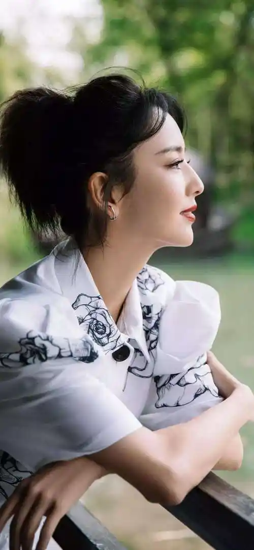 小知识佟丽娅什么民族出生锡伯族的佟丽娅个人资料简介