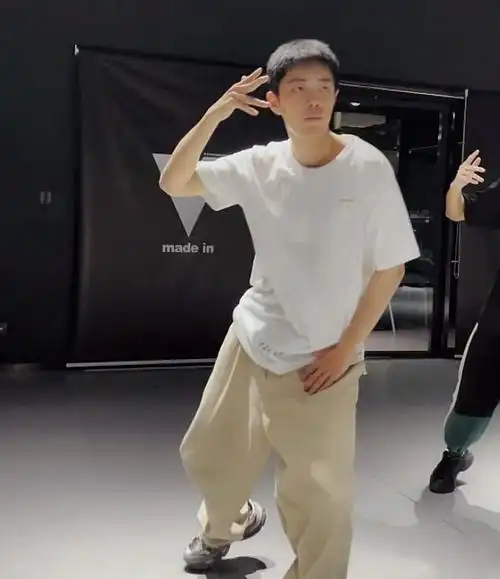 肖战无修图183被拍成150五五分身材脸颊更是瘦到脱相