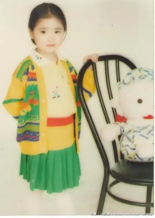 来张艺术照,据说是台湾人在我们那小镇开的照相馆,以后再没影过如此