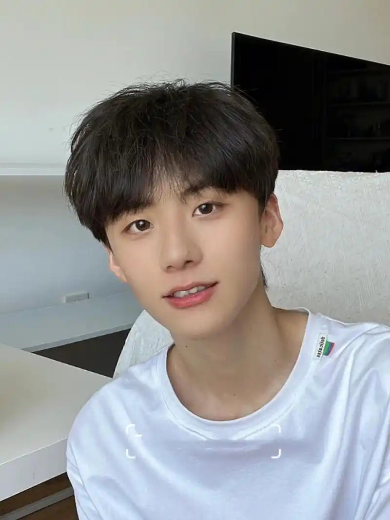 少年感十足的自然微分碎盖发型 男生碎盖发型这个发型不挑脸型,还减龄