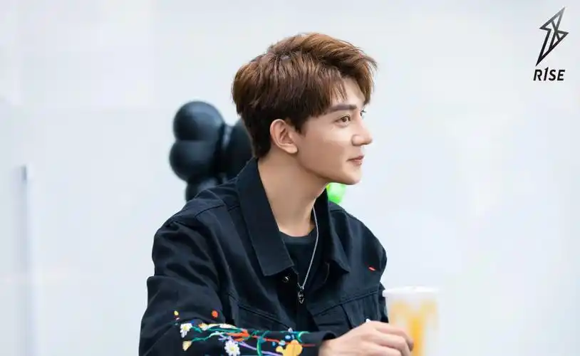 r1se夏之光休闲帅气写真19