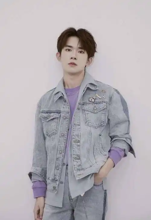 tfboys七周年纪念日,看到他们三人的照片,只想感慨变化太大了_黑色