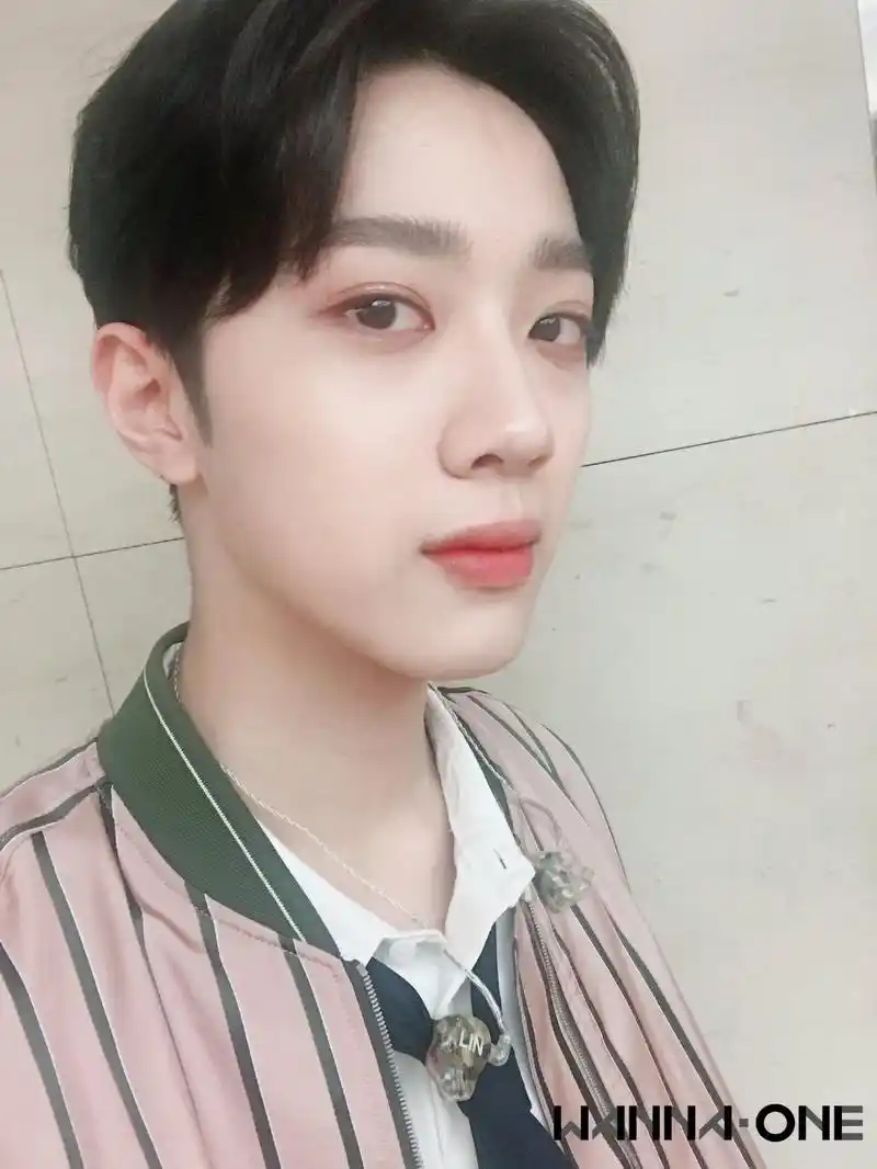 [赖冠霖][分享]200121 赖冠霖直男式怼脸自拍合集 自拍的完成靠脸是