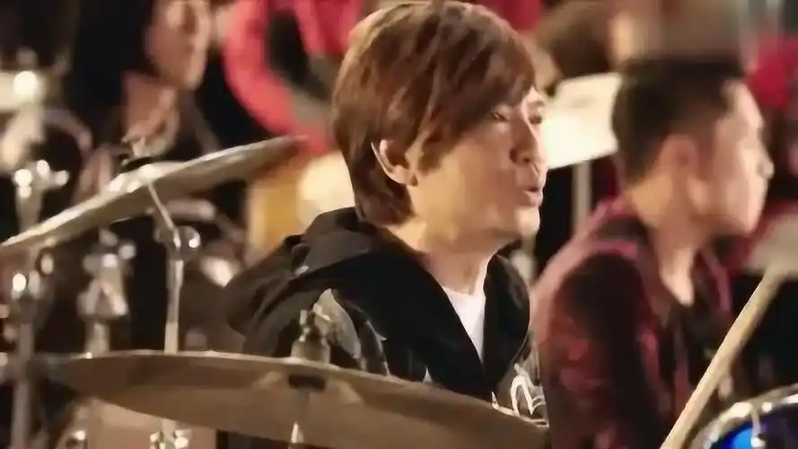 缝纫机乐队听黄贯中的歌声仿佛耳边响起了黄家驹的演出