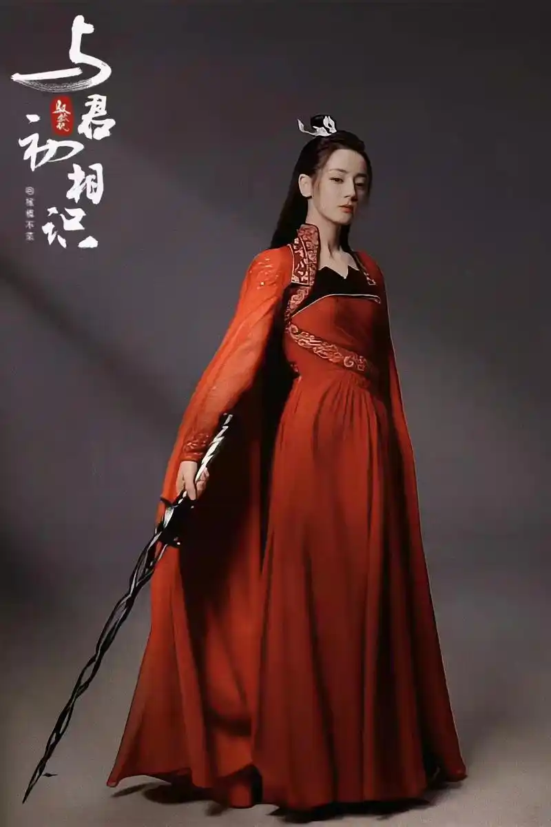 迪丽热巴古装造型绝了一身红衣尽显霸气手持长剑直中人心