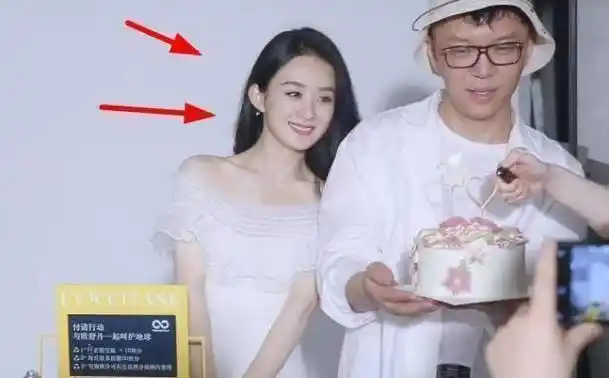 赵丽颖为摄影师送蛋糕,颖宝主动靠近合影比v,拍手唱生日歌好甜_工作时