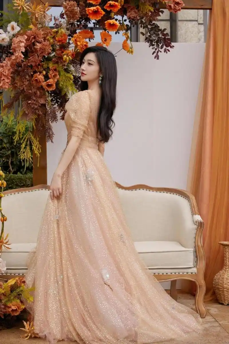 景甜星光薄纱礼服宛若仙女下凡