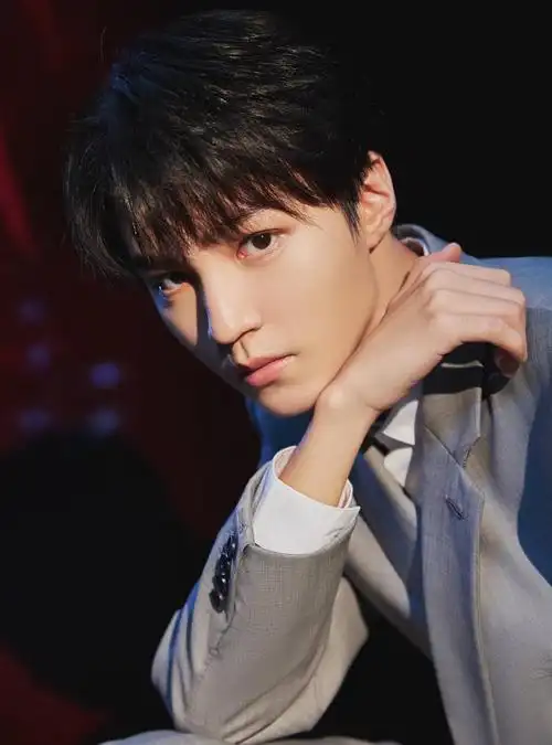 王俊凯玻璃阳台写真奶茶色西服配衬衫一字锁骨明显怼脸拍也帅