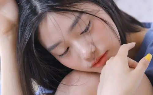 皮肤白皙的养眼女生头像图片37