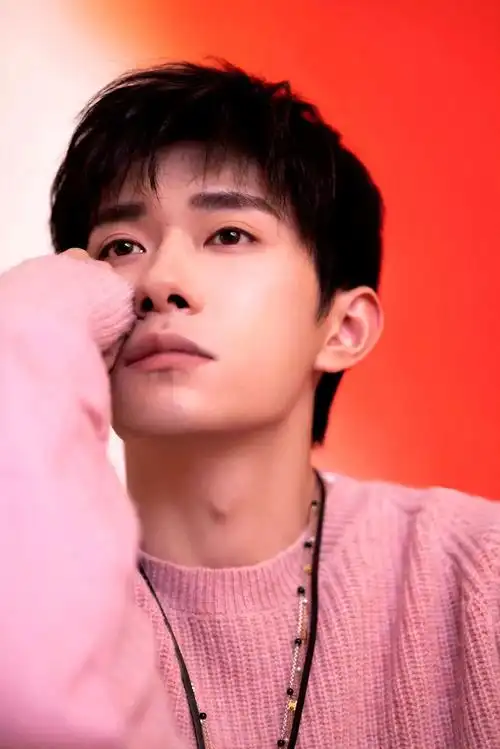 他真的超爱粉色!#易烊千玺 - 抖音