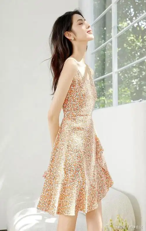 简约气质碎花吊带裙,清新的唯美氛围感,让你的夏季写意舒适|裙子|内搭