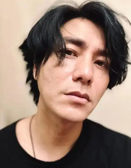 陈坤素颜照引发热议真实面容获网友点赞