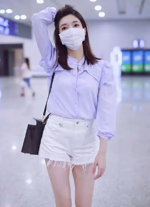 江疏影好精致身穿淡紫色衬衫搭配白色热裤走机场简约又时髦