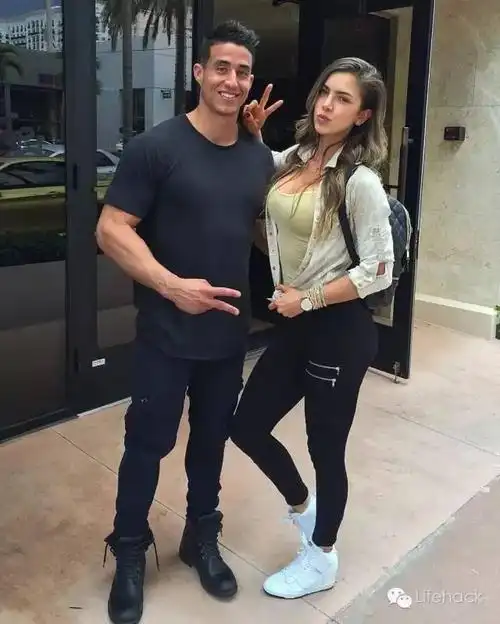 明明可以靠颜值却偏偏要靠身材的一对健身情