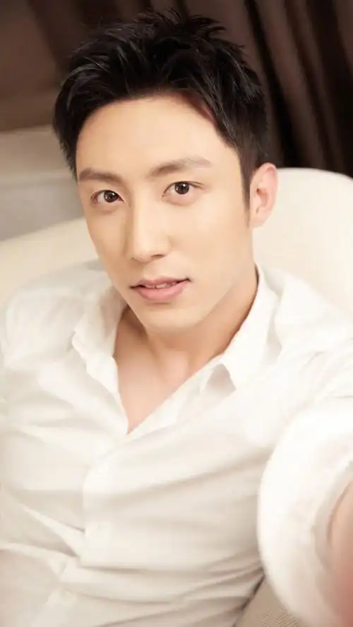 真的是发型决定颜值!黄景瑜把头发撩起来后,太像白客了