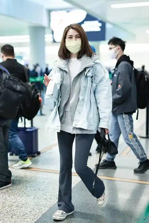 街拍:洪欣蓝灰色牛仔拼接夹棉外套 深灰色喇叭裤 单肩包休闲简约